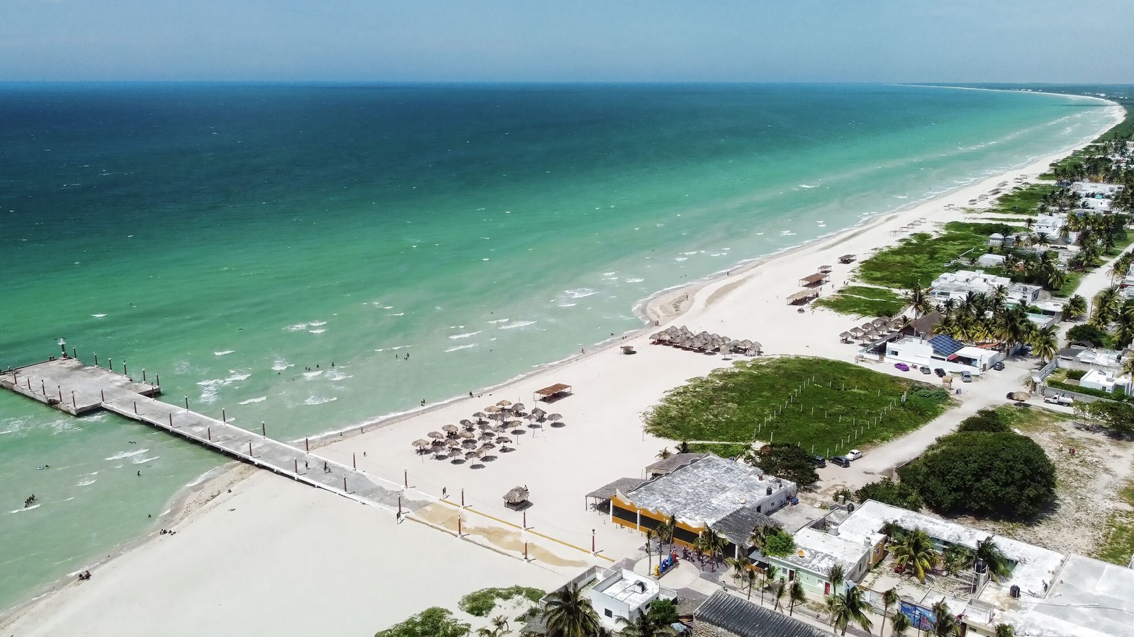 Vista aerea de la playa y el pueblo de Sisal, Yucatan