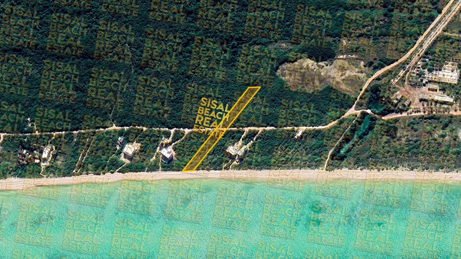 Terreno frente al mar 20x190 en Sisal Yucatán - vista aérea