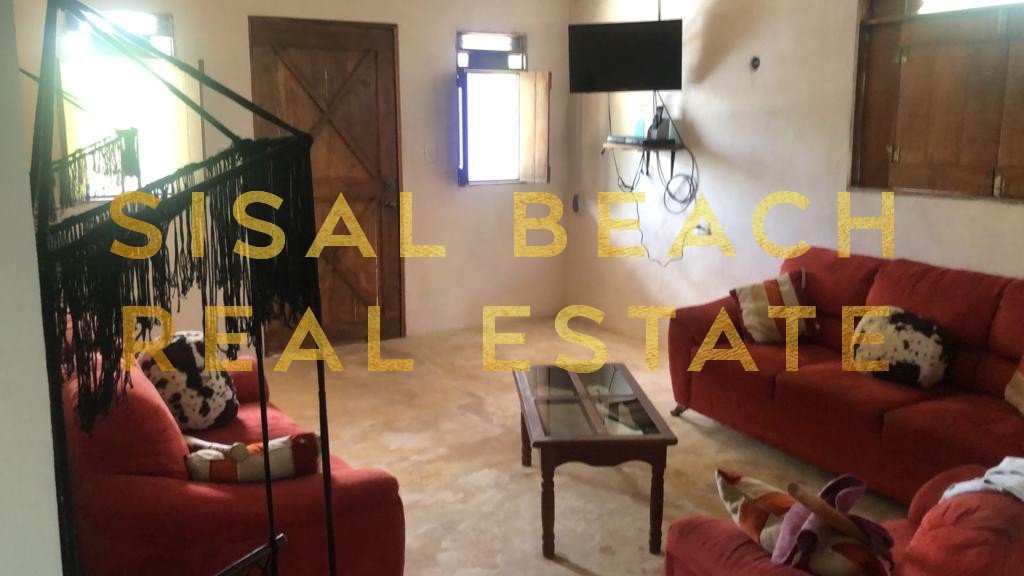 Casa en venta en Sisal Yucatán cerca de la playa dentro de terreno de 11x37.26m construcción de 104m² patio con alberca